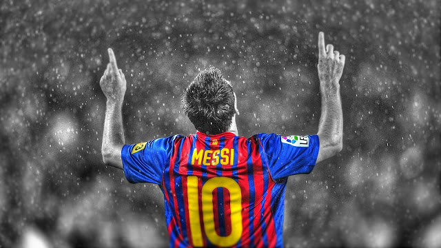 Messi in rain wearing Barcelona Jersey