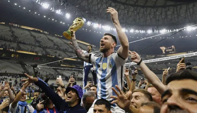 Messi holding Argentina world cup trophy 2022