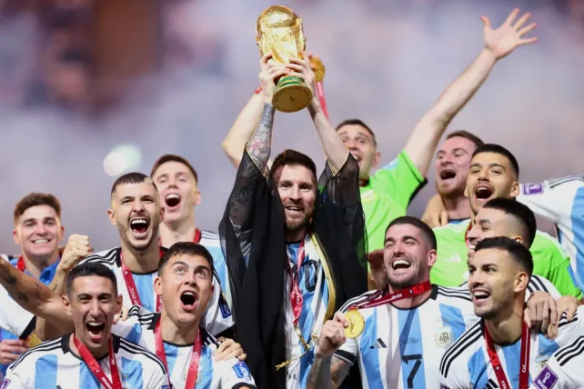 Messi holding the Argentina world cup 2022