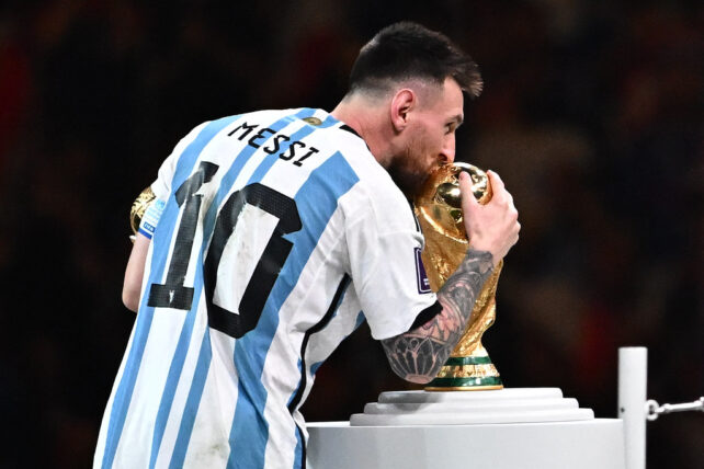 Lionel Messi kissing trophy
