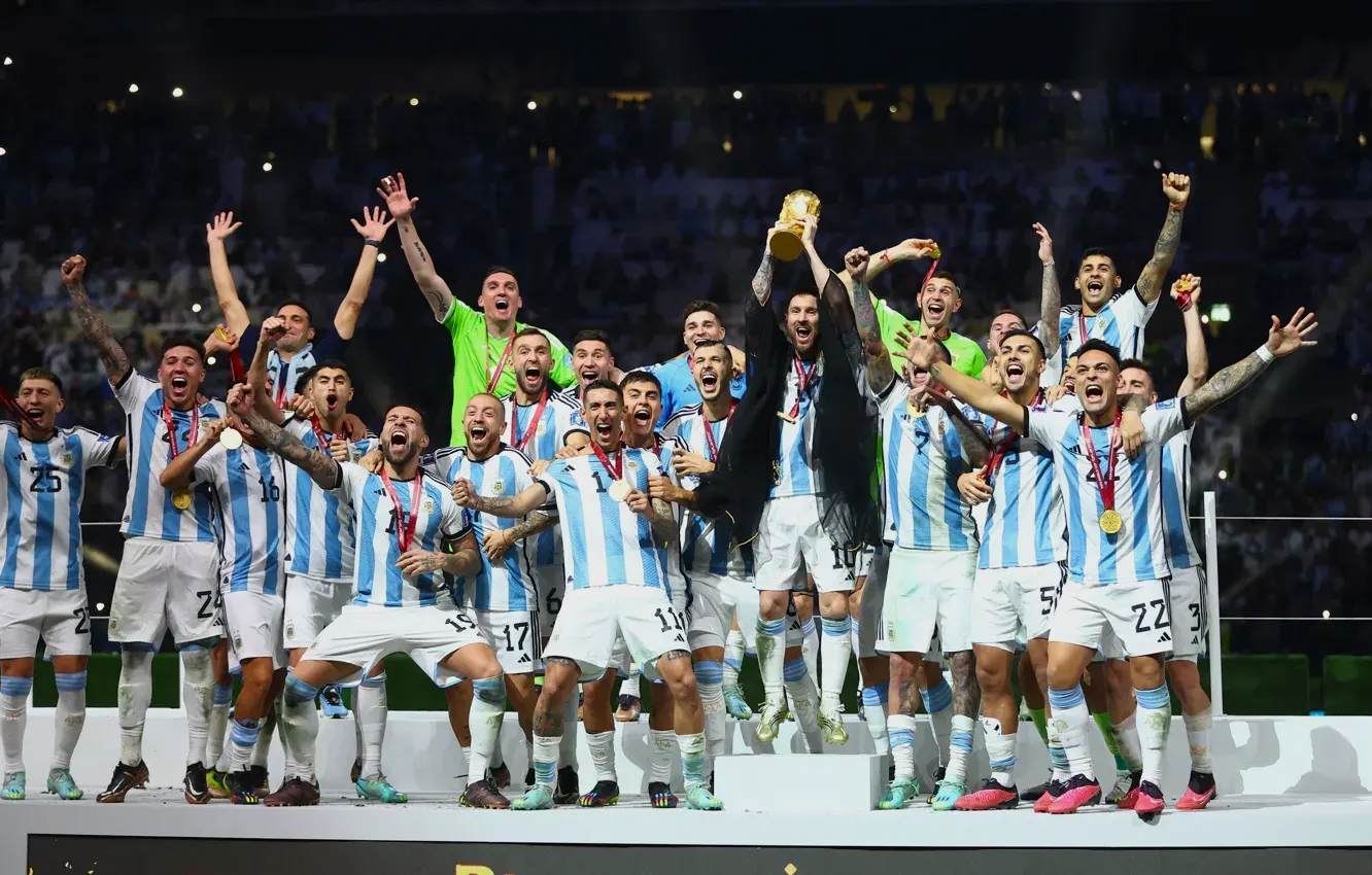Argentina football team holding the world cup 2022